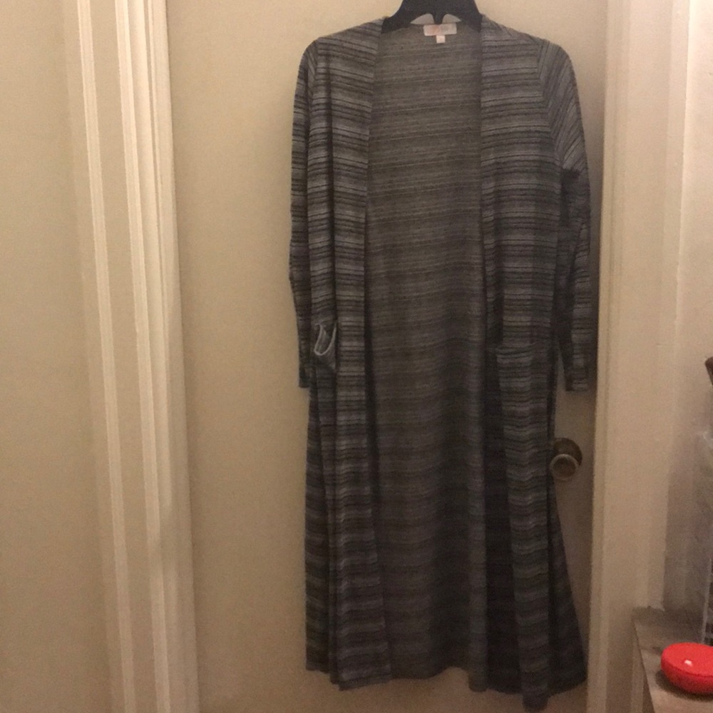 Small LuLaRoe Sarah gray striped